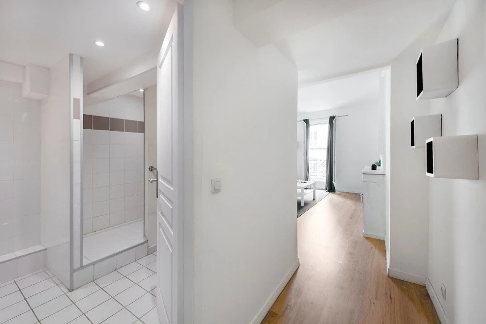 Cosy Duplex Overlooking the "rue de la Loge"!