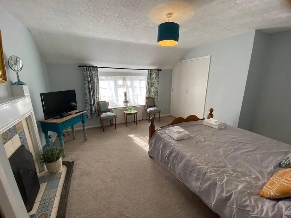 3 Bedroom Cottage, Sleeps 5 Village Location