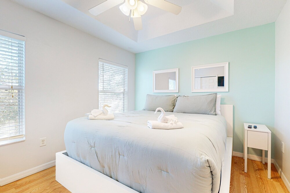 2-story Snowbird-friendly Townhouse Near Disney With Patio, Streaming, W/d, AC