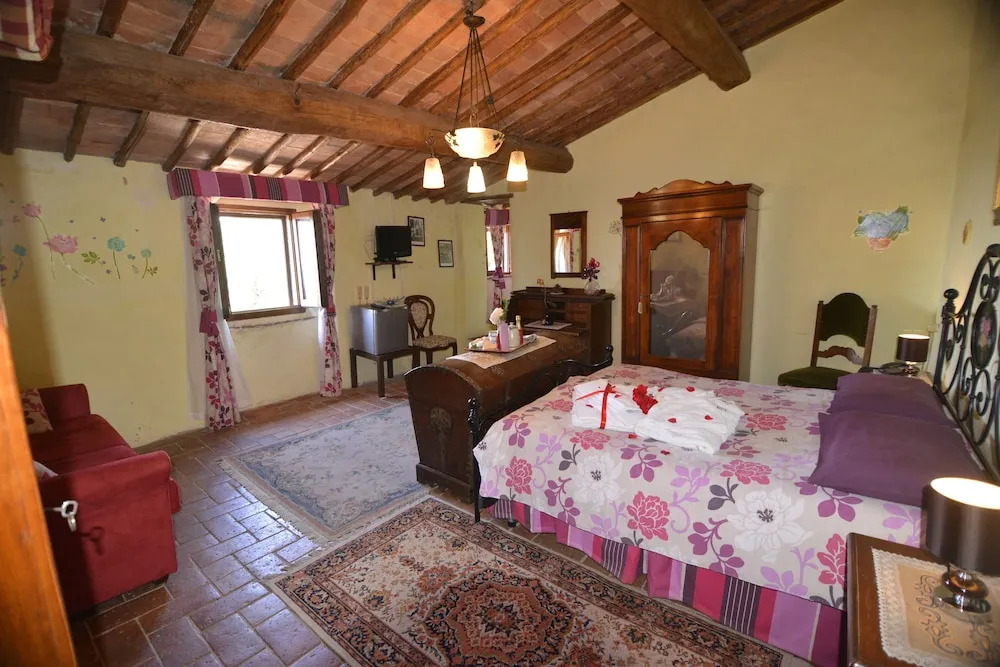 Live the Essence of Tuscany Typical Tuscan Villa for 1218 People