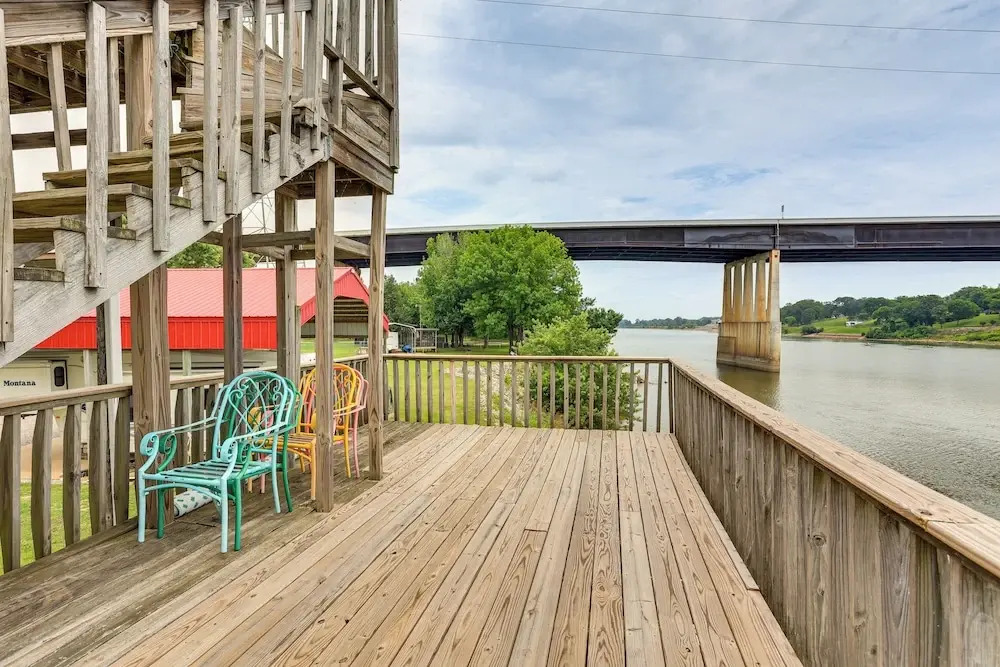 Tennessee River Retreat: Multi-level Deck & Views