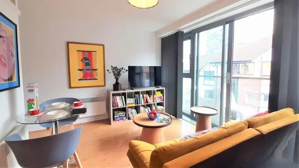 Contemporary 1 Bedroom Apartment - Mailbox