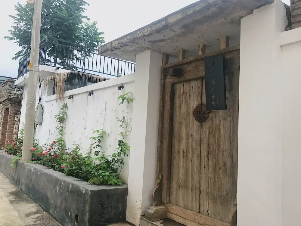 Jian Kou Great Wall. Simple Garden House