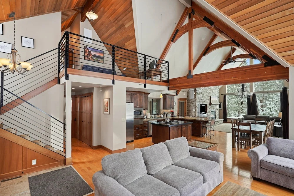 8 Mt Baker Home with Hot Tub by RedAwning