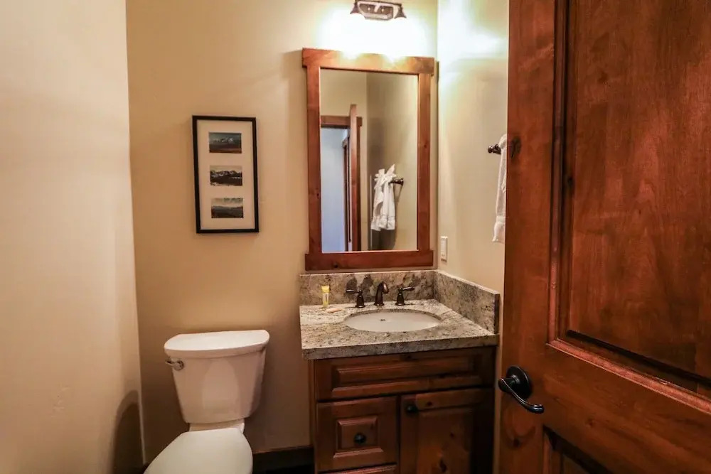 Graystone 2110 5-Star Luxury House with Private Jacuzzi and Double Garage by RedAwning