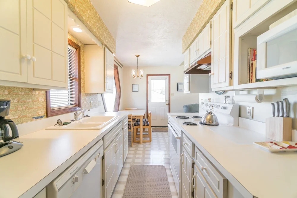Betty's Beach Bungalow 2 Bedrooms 2 Bathrooms Home