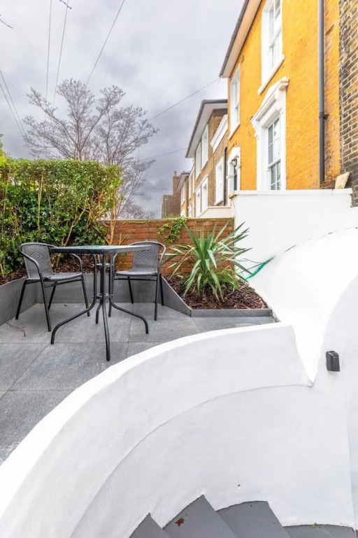 Sleek & Well-connected Studio Flat Archway!