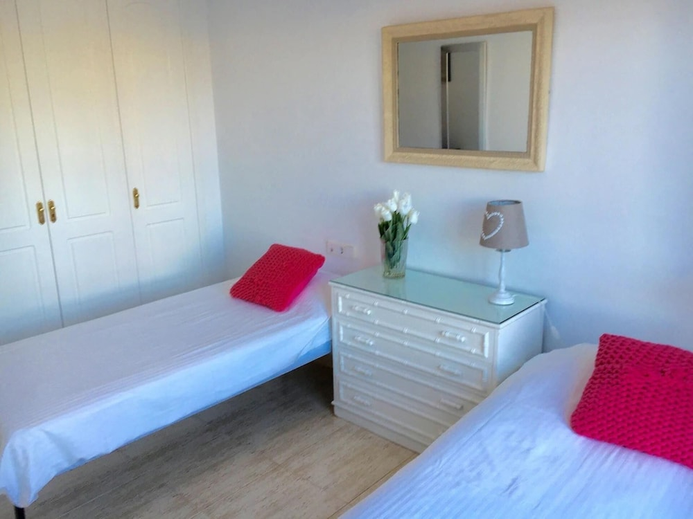 2 bed Apt, grt Location, Shared Pool, Outdoor Area