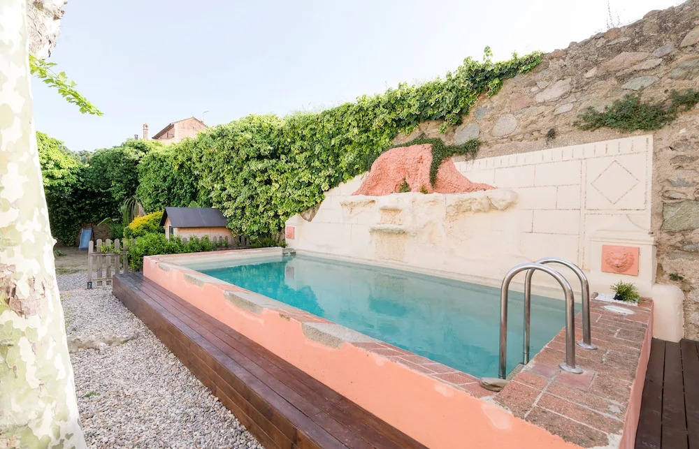 Encantadora Mansión con Jardín y Piscina