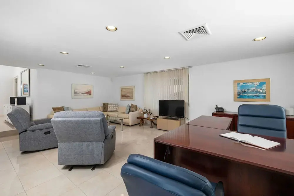 3BR 3BA Pool Downtown Short Walk to Beach