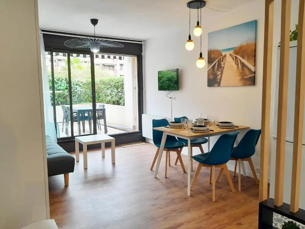 Joli 2 pièces sur le port avec piscine, terrasse, parking