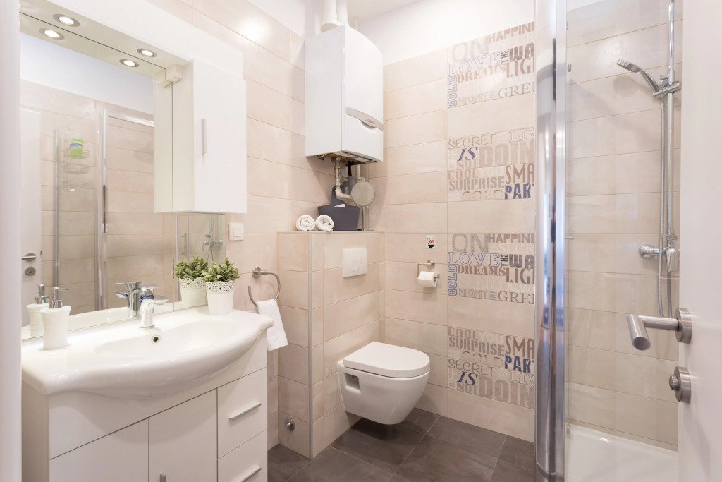 Bright and Spacious Apartment in the City Center!