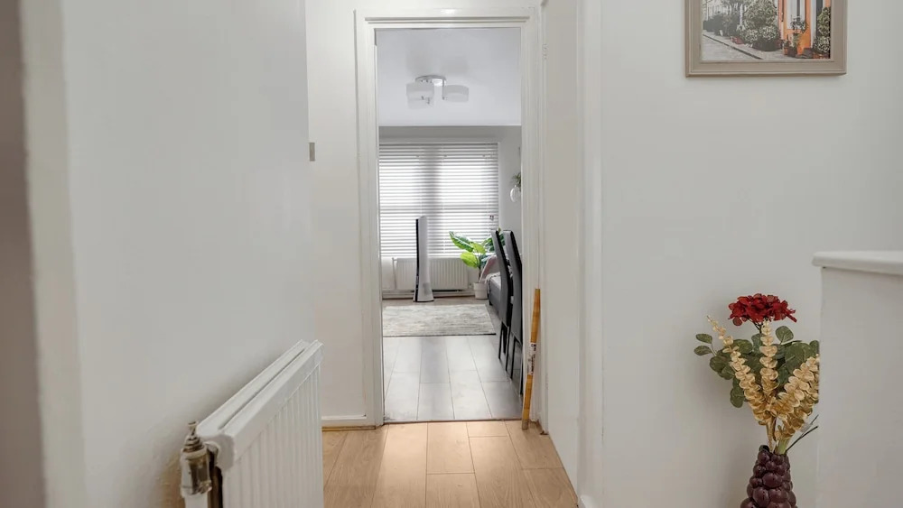 London - Flat - Garden Access - Sleeps 3 - Parking