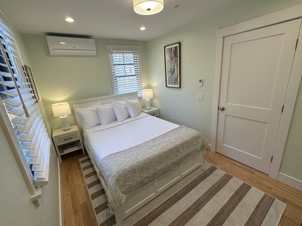 Epic Downtown Newport 6br Whole House W/ Parking 6 Bedroom Home