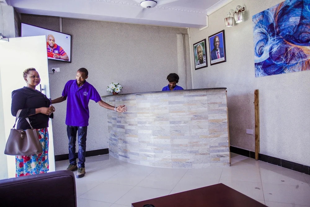 B10 Airport Lodge