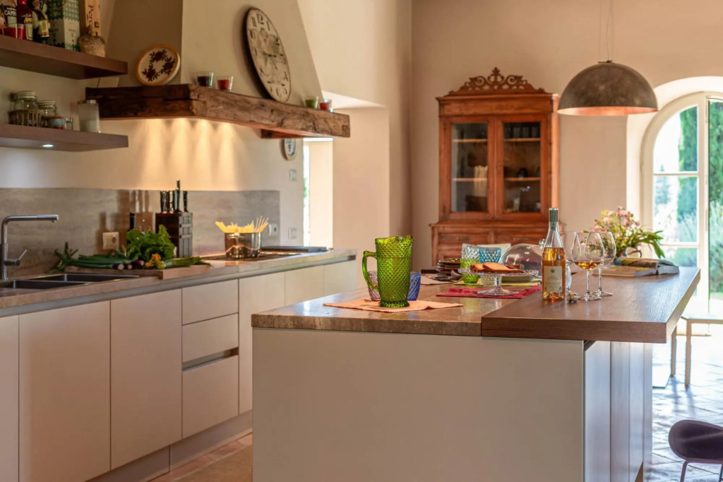 From this beautiful property, immersed in the Sienese countryside, you can enjoy sunsets with changi-Podere i Poggi