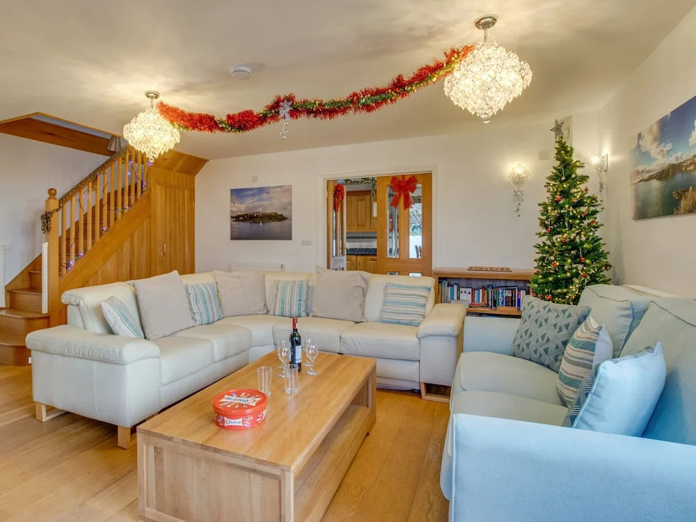 Comfortable, Bright Holiday Home With Private Garden in the South of Cornwall