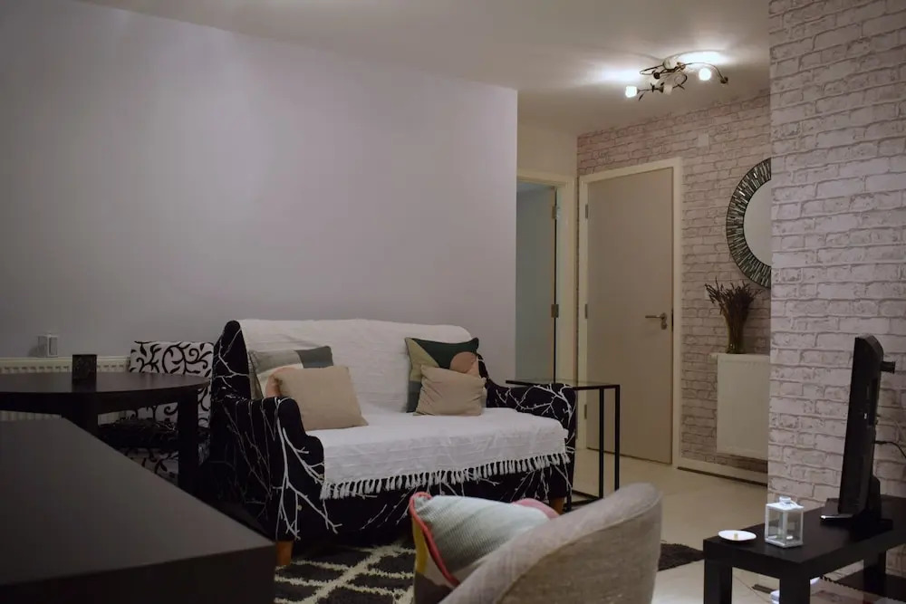 Modern 1 Bedroom Apartment With Balcony