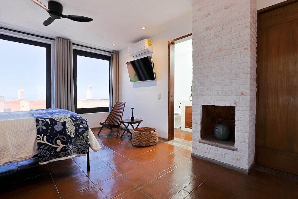 Angelic 2BR Nest - Pool & Hot Tub - Gated Village