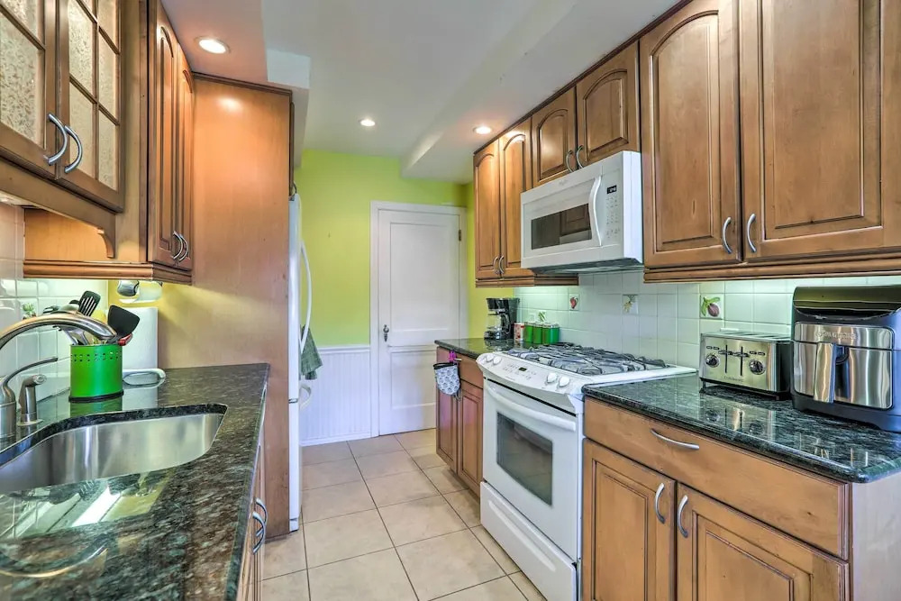 Townhome w/ Porch, 7 Mi to Lincoln Financial Field