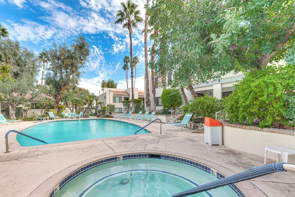 2 Mi to Dtwn! Chic Palm Springs Condo