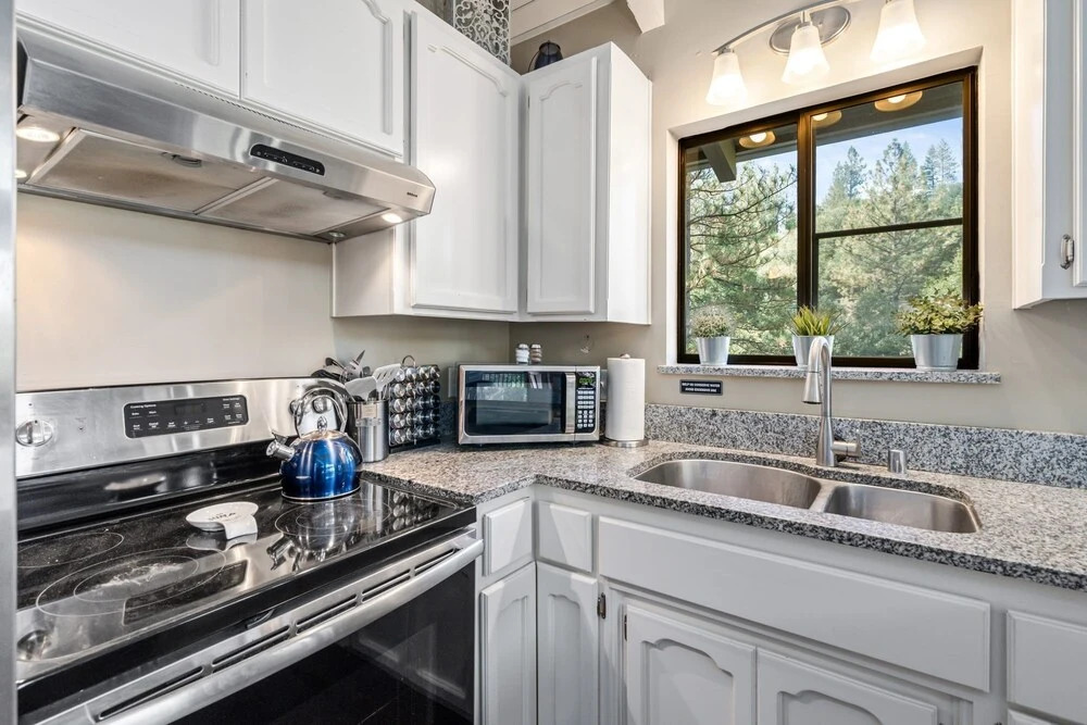 Creekside Hideaway - Spacious Home Hidden in Trees by Yosemite Region Resorts