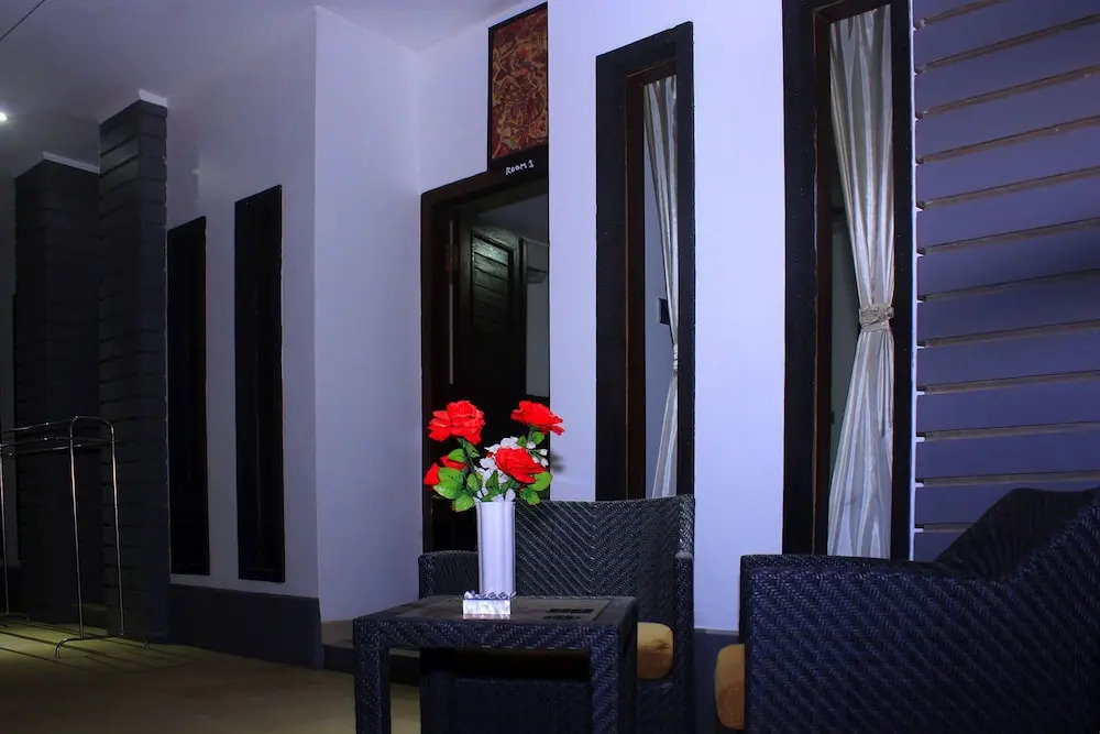 Villa Rumah Putih Abu Abu
