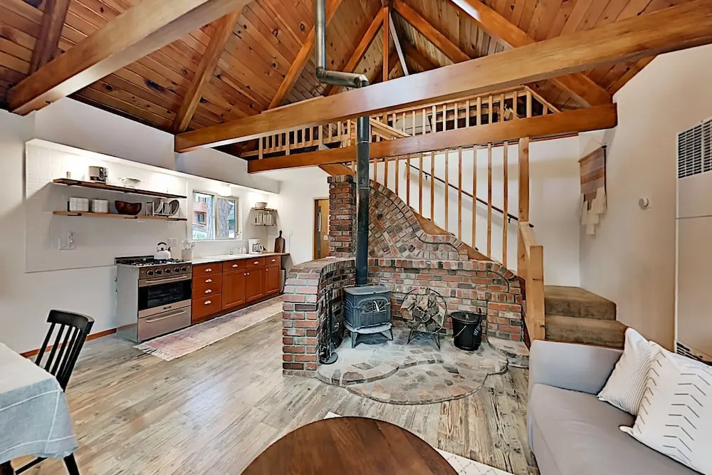 Classic Hideaway In Moonridge - Pool & Deck 2 Bedroom Home