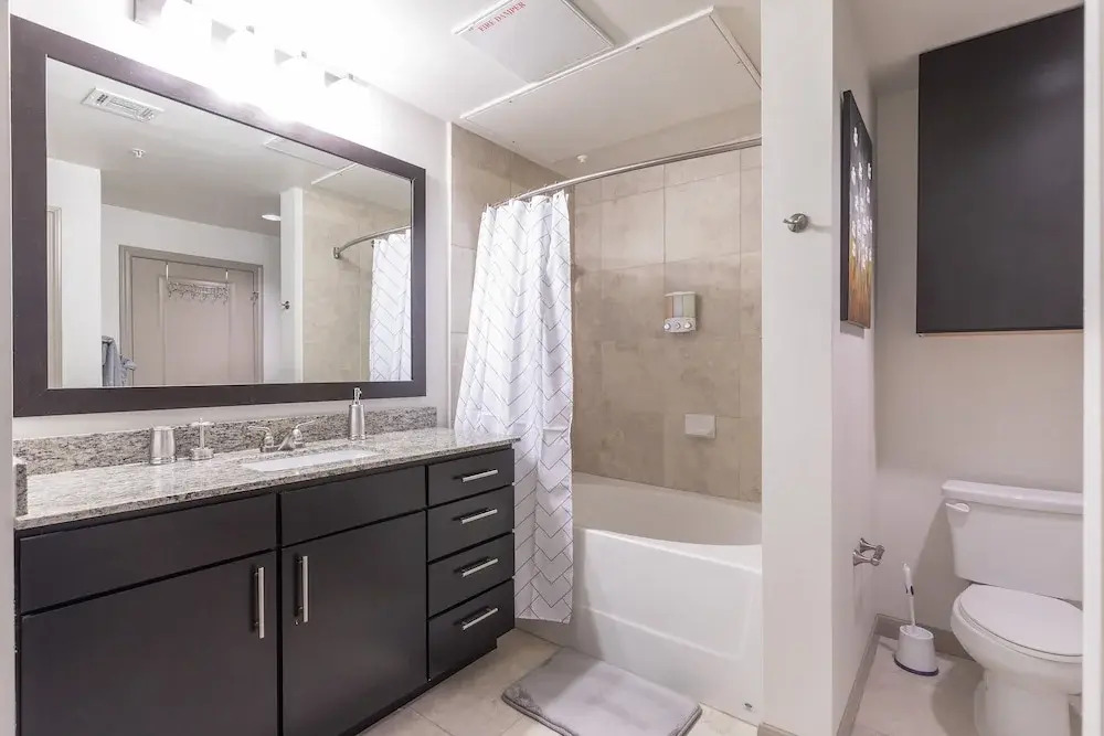 Luxurious King Sized BED Midtown Fully Equipped Condo -