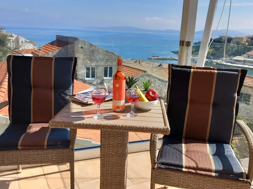 Solaris Methea- Luxury Central Villa by the Castle