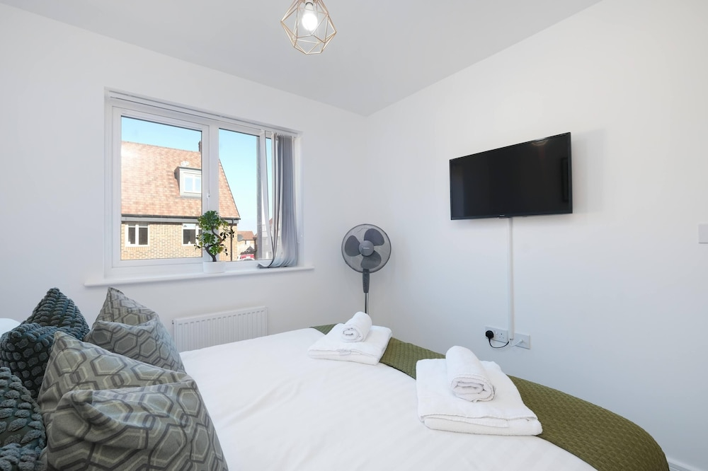 Luxaura 5 Bedroom 3 Bath Service House w/ Parking