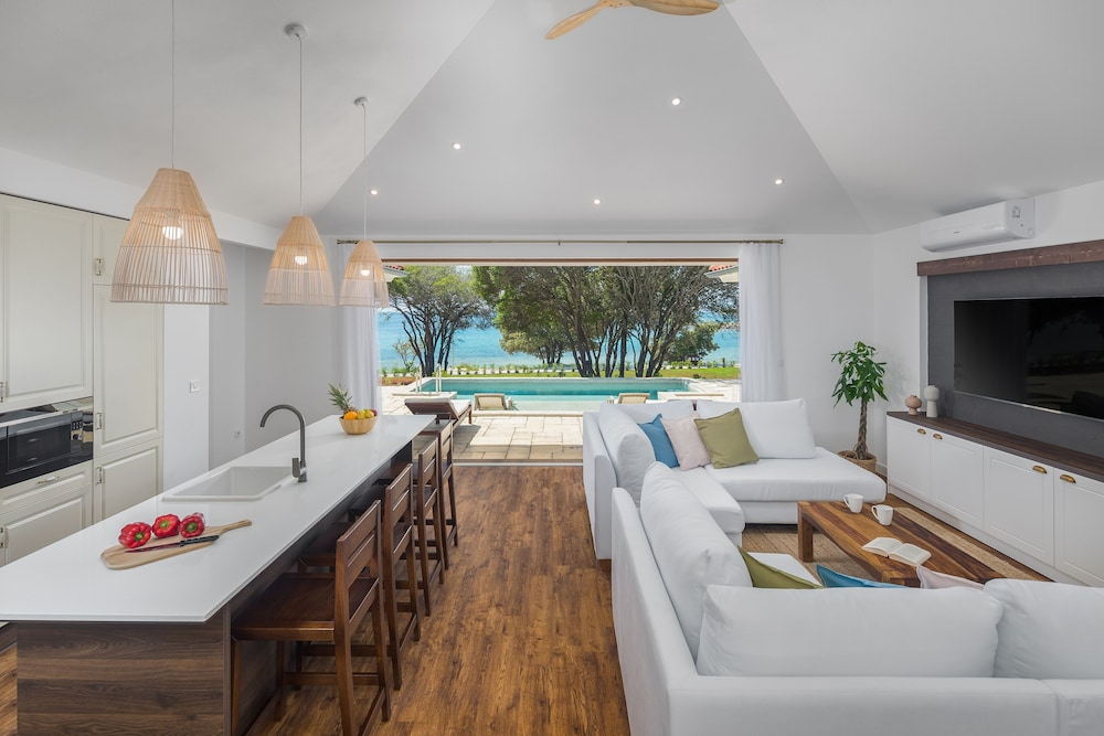 Luxury Beach Villas Porto Bus