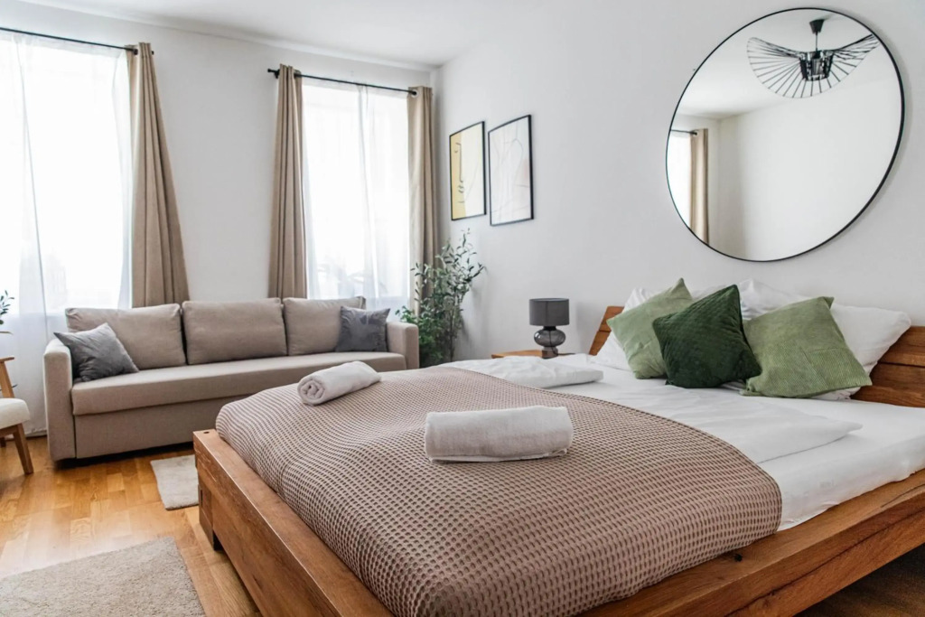 King Bed Home with Smart Tv, Perfect for groups of 4