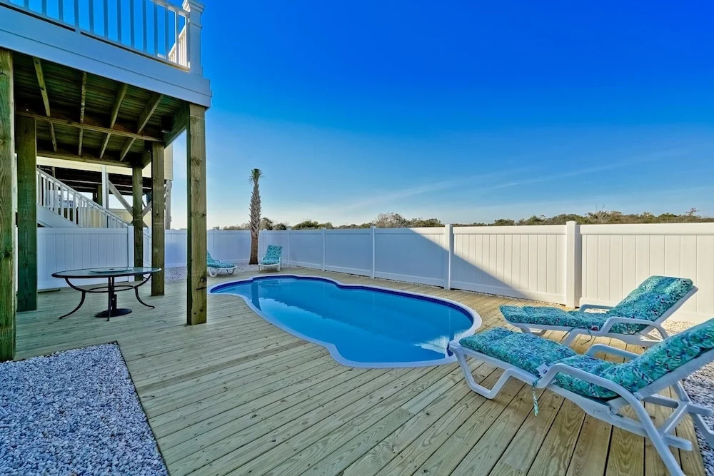 Knot A Care 4 Bedroom Home by RedAwning