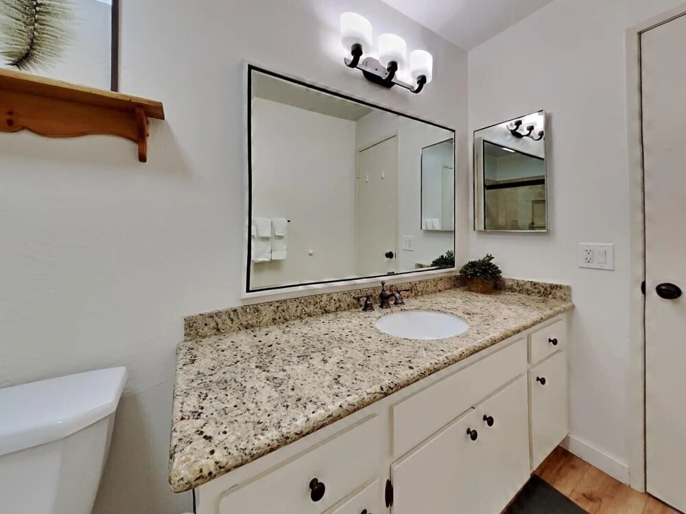 Remodeled 2 Bedroom Condo with Easy Access to Mountain Biking, Swimming, Hiking, Hot Tubs! by RedAwning