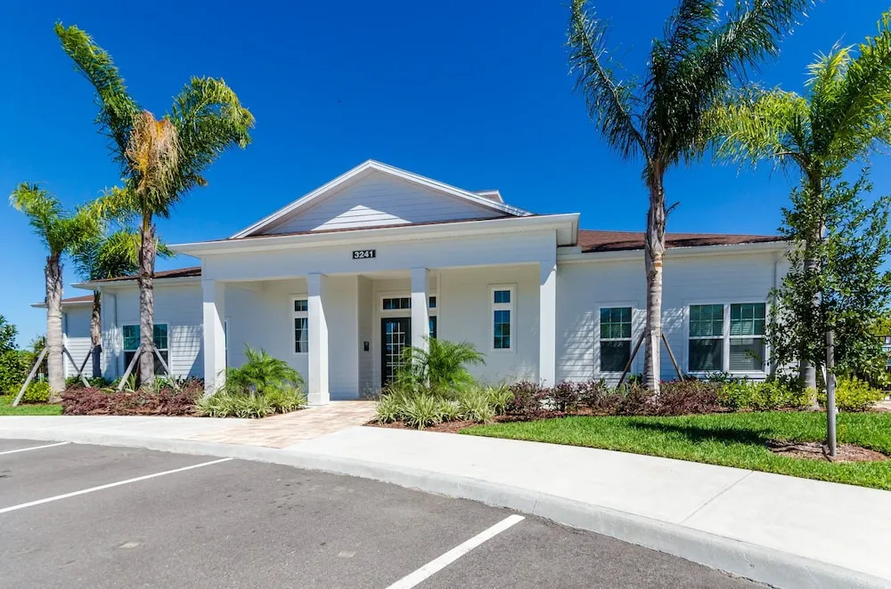 3 Bdrm West Lucaya Village