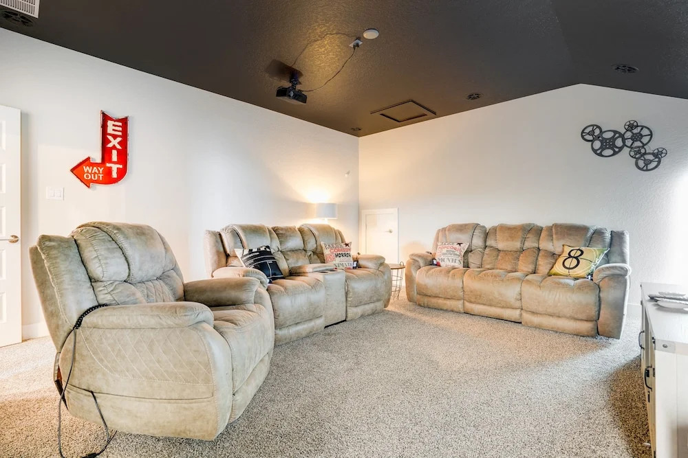 Spacious San Antonio Home: 4 Mi to Seaworld!