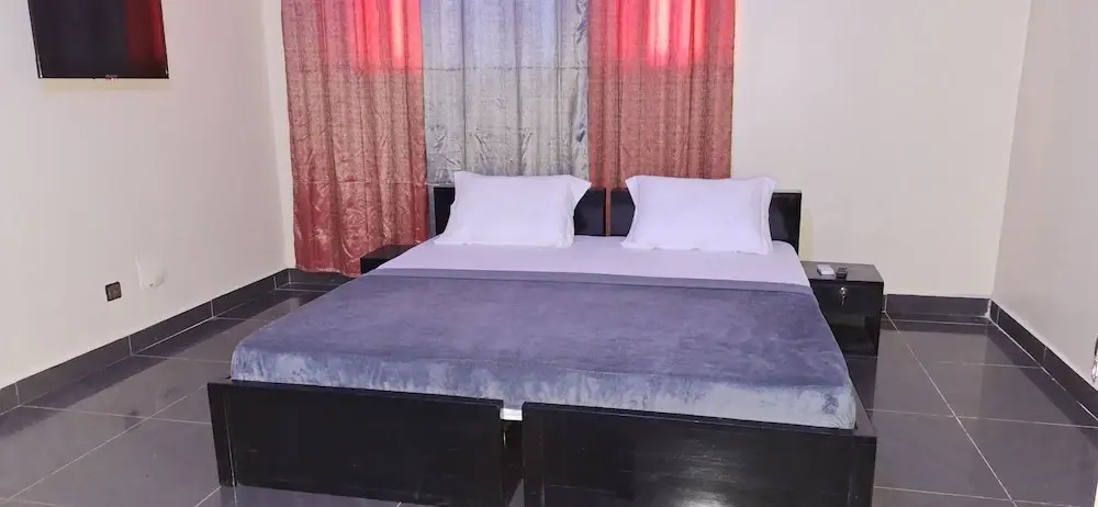 Royal Blue Guest House & Bar