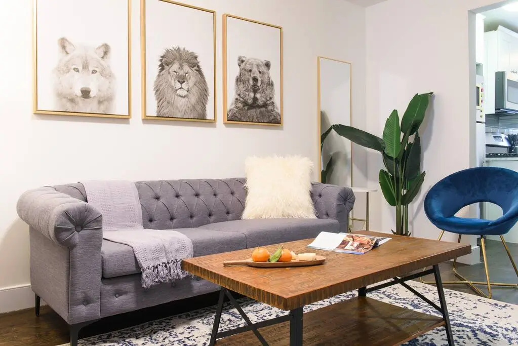 39-3 Newly Renovated 3 BR Prime Midtown Sleeps 6