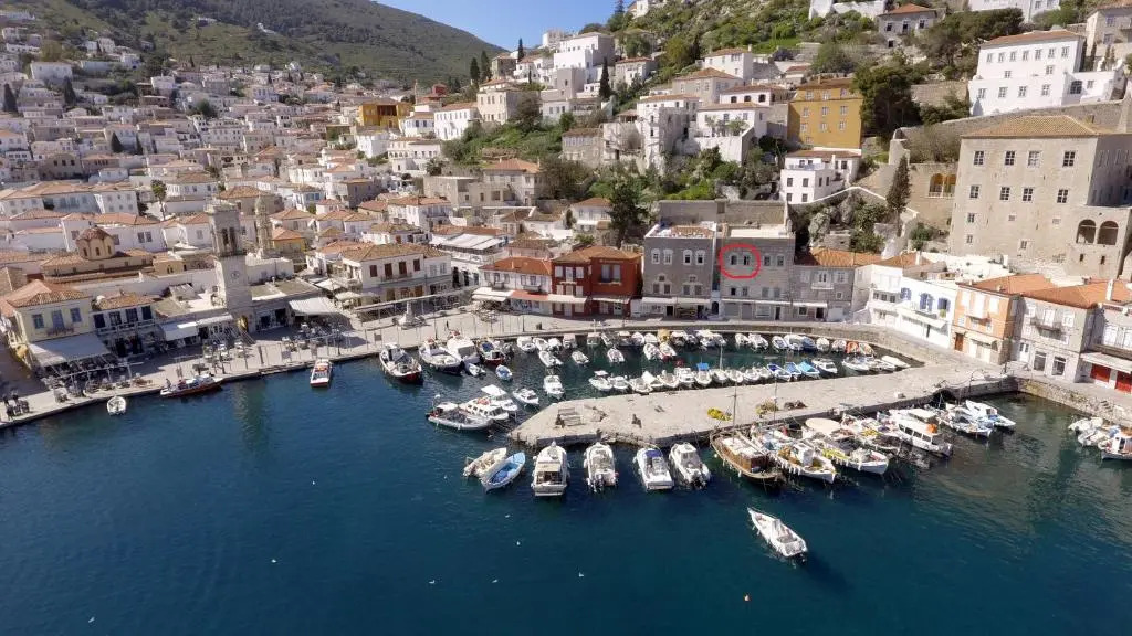 On the port Hydra 1