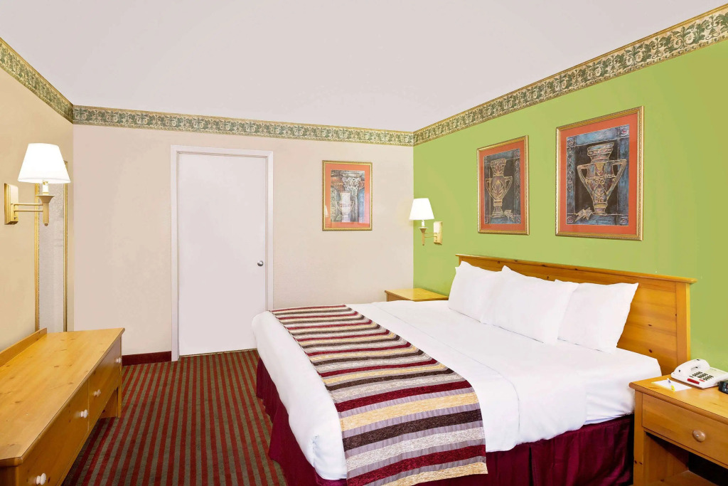 Days Inn & Suites by Wyndham Starkville