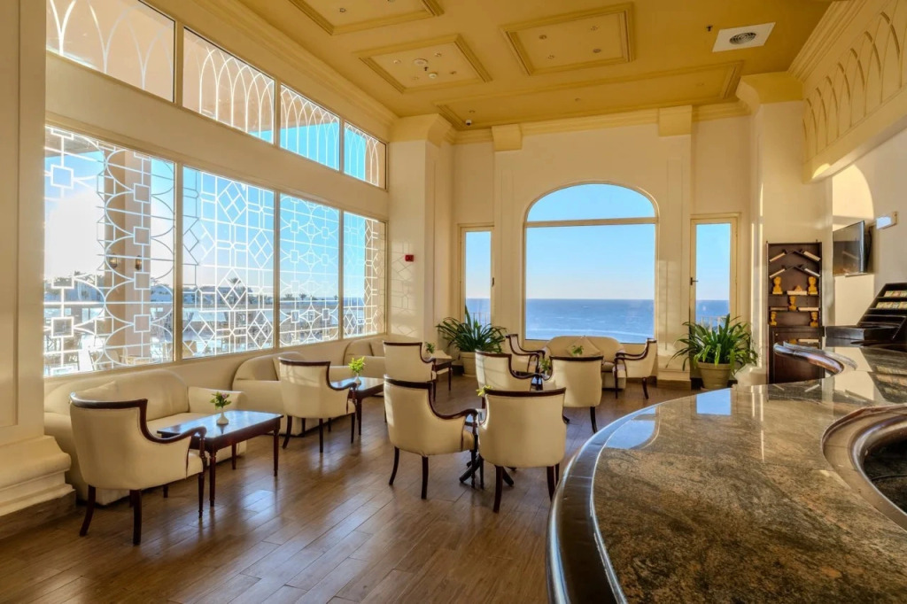 Курортный Отель Continental Plaza Beach Resort