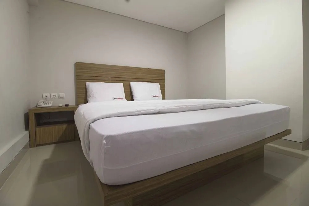 RedDoorz Plus @ Cibogo Bawah 2