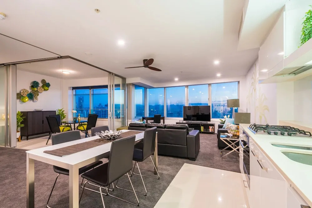 Private 29/F 2 bedroom Q1 Apartment Ocean & River Views