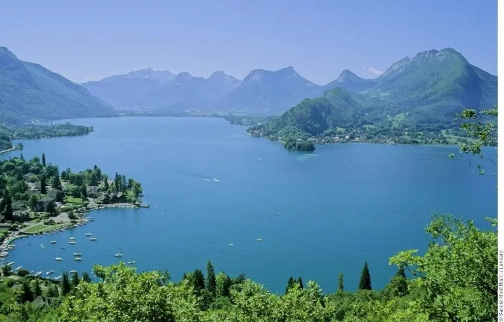 Luxury Apartment * Quiet * View * Heart of Annecy * 2 steps from the Lake * * * *