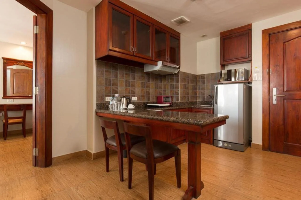 MJ Hotel and Suites