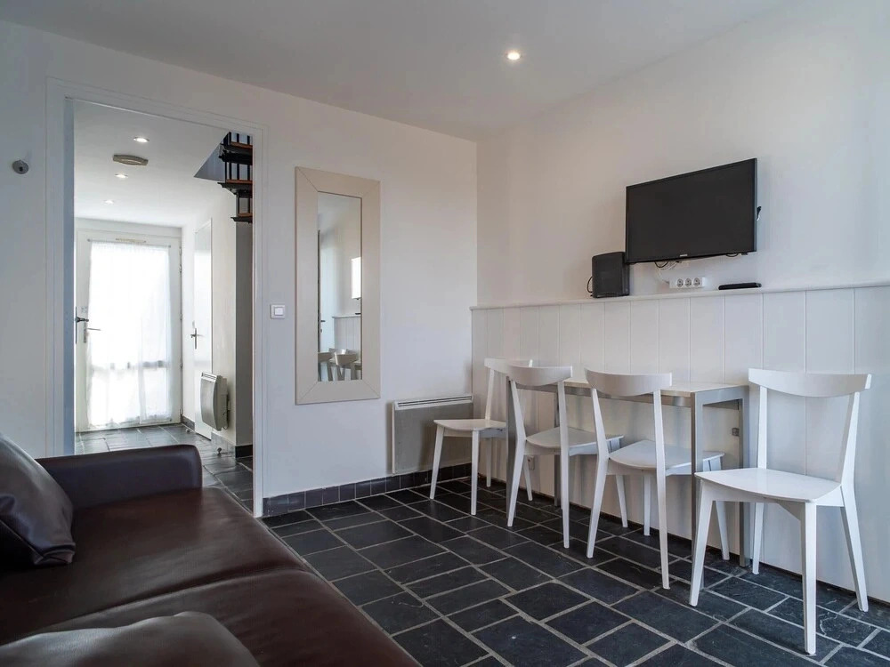 Apartment With Terrace Near Sea