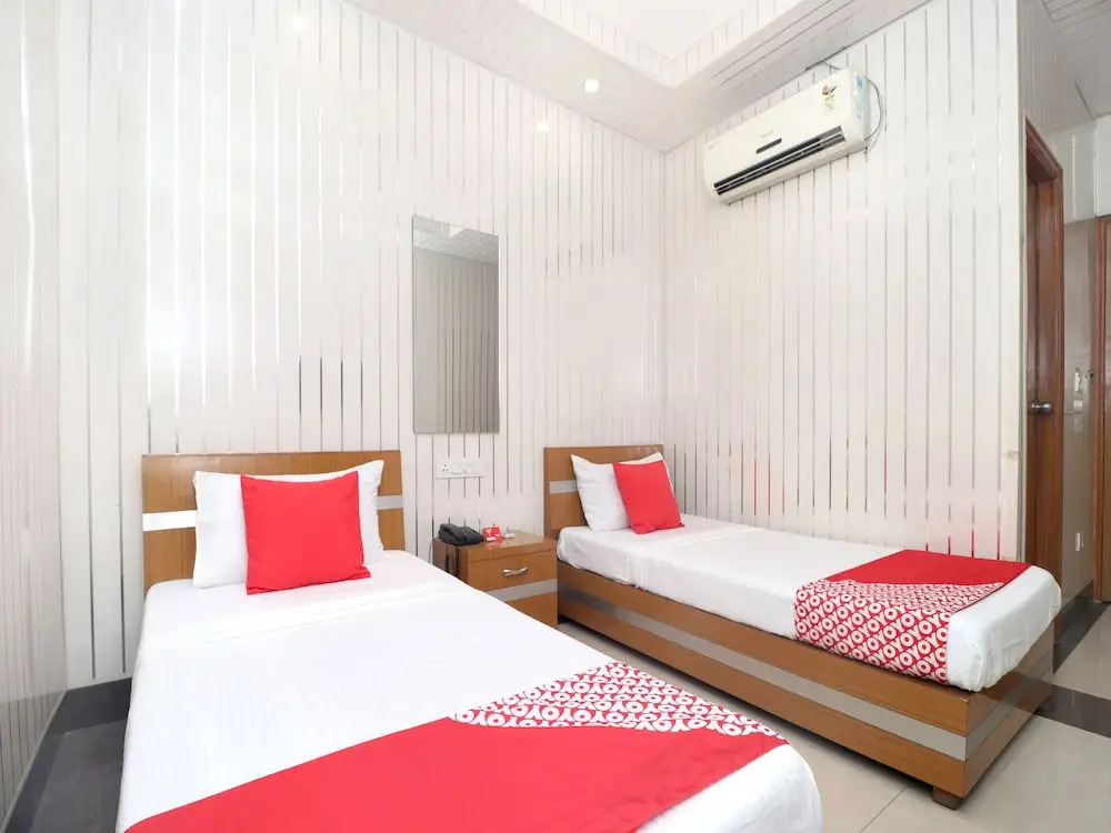 OYO 14533 Hotel Mohan