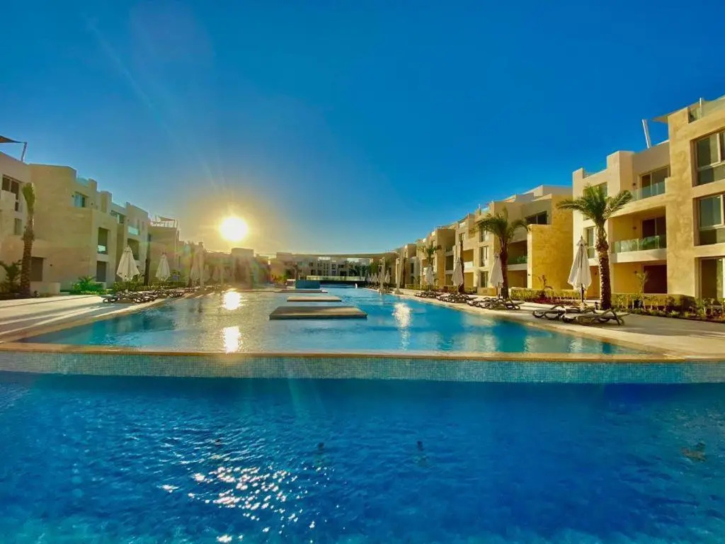Beautiful modern apartment with access to beach and pools