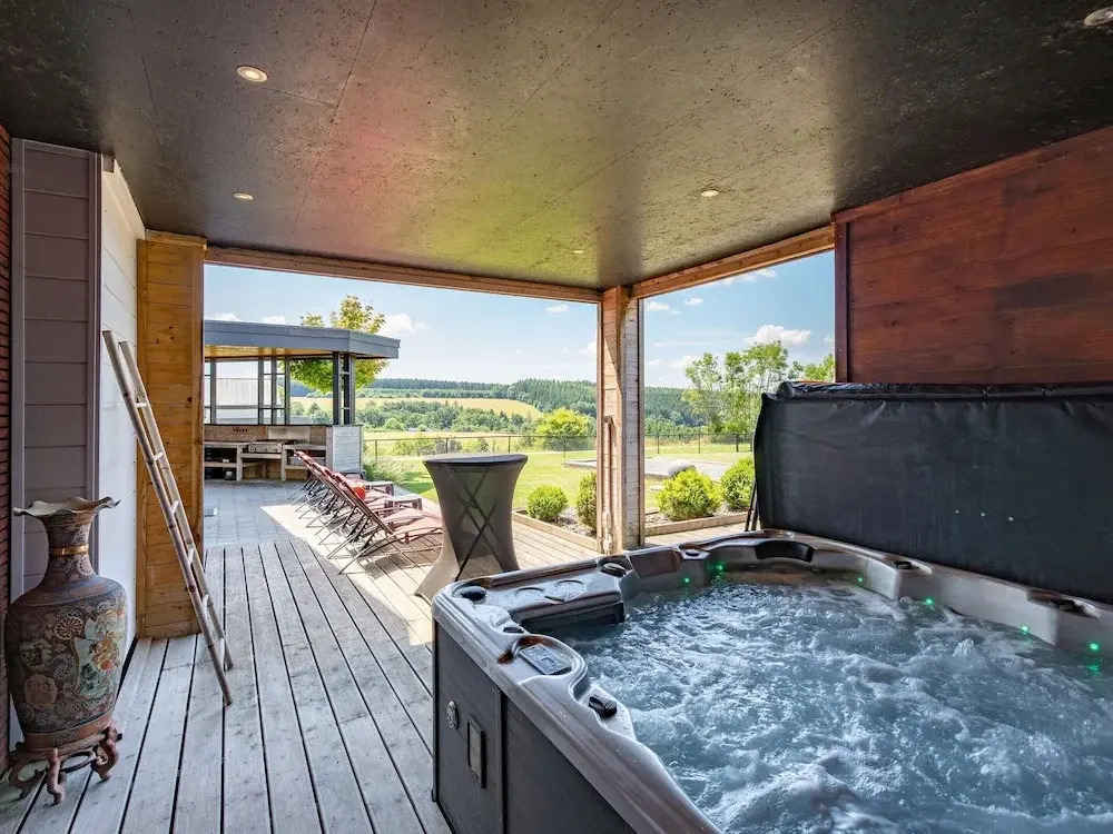 Beautiful, Luxury Home with Sauna, Hot Tub, Private Bathrooms